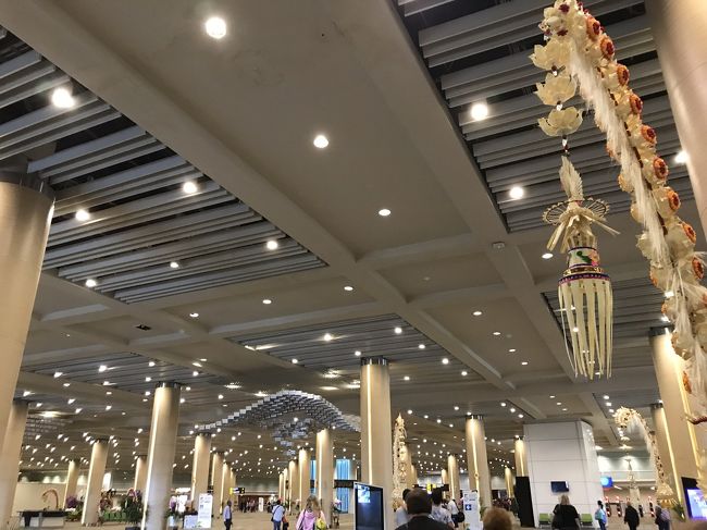 初のバリ島旅行。<br />そして、留学以外での海外は初ひとり旅。<br />バリ島の予備知識もほぼないまま、安い時期のチケットを購入し、そこから調べに調べて、ホテル、観光、スパの予約しました。<br />自分で自由に組み立てる旅行にハマりました。笑っ<br /><br /><br />成田からのエアアジアも検討したけど、総体的に考えて関空からの方が安かったのでいつも通りに関空出発。<br /><br />ただそこまでの行き方を変更。<br />いつもなら蛍池駅からリムジンバス、もしくは電車で関空までだけど、今回はお店のお客さんから有益な情報を頂いたので試してみることに。<br /><br />家から自分の軽自動車に30キロ近いスーツケースを積み込み、まずは神戸空港まで。<br />土曜日の夕方だったこともあり、ほぼ2時間半…<br />初っ端から予定がだだ狂い…。苦笑<br />早めに関空着いてご飯食べる予定を変更し、神戸空港までの間に晩御飯。<br /><br />車で1時間半って聞いてたのに激混みで1本早いベイシャトルは諦めて、予定通り20時の便に乗船。<br />神戸ポートアイランド内めちゃくちゃ飛ばしてなんとかベイシャトルはダッシュして間に合った感じ。<br />駐車場の工事してたから、近いとこに停められたらもっとスムーズだったかも。<br /><br />ここの駐車場は30日間は駐車場代かからないので、それ狙いで今回は神戸空港からベイシャトルで関空まで行ってみました。<br />(ベイシャトル内で駐車券の処理が必要です)<br /><br />往復料金が¥3000でHISの割引使って¥2800。<br /><br />行きは電車で行けても帰りの便が23時近くに到着なので、電車もリムジンバスもない可能性大。<br />電車、リムジンバスにギリギリ乗れても最終的に荷物多いからタクシー乗るし…<br />金銭的には倍ぐらいかかる予定。<br />一泊空港で漫画喫茶にでも泊まろうかとか考えてたけど、やっぱり当日に帰りたかったので、自分で運転してみた。<br /><br />ガソリン代とか入れたとしても、¥2800の方が圧倒的に安い!<br />時間に余裕があるならオススメです。<br /><br /><br />ベイシャトルは神戸空港から関空まで30分。<br />めっちゃスピードが早い。笑っ<br /><br />関空の桟橋に着いたら専用のバスに乗って国際線のフロアまで送ってくれます。<br />桟橋から空港まで10~15分ぐらいかな?<br /><br />そして、今回は初めてのシンガポール航空利用。トランジットあり。<br />めっちゃ安い航空券やからマイル半分だけやけど、とりあえず評判の良いシンガポール航空に乗ってみたかった!笑っ<br /><br />関空着後、ずっとやり忘れてた自動化ゲートの登録。ギリギリ滑り込みセーフ。<br />出国の時に指紋認証のみで済むらしい。<br />でも、出国スタンプはなし。<br />スタンプ収集してるからどっちにするか悩む…<br />関空はもうすぐ顔認証だけで入出国出来るみたいやから、そんな必要なさそうやけど…苦笑<br /><br />シンガポール航空のチェックインカウンターが地獄のように混んでたから、先にWiFiルーターピックアップ。<br />(初めてWi-Fiルーターをロッカーで受け取ったけど、これが間違いだった!1本ケーブルが使えないことに現地で気づいて、時すでに遅し。1本は使えたから良かったけど、受け取ったらその場で動作確認必要かも!<br />今までずっとグローバルWi-Fiで借りててそんなことなかったから何も心配してなかったのに、やられました…)<br /><br />そして、事前に登録してた、KIX/ITMカードの受け取りに。<br />このカードは関空でフライトポイント貯めたらANA/JALのマイルに交換出来たり、駐車場が無料になったり。<br />持ってるだけで関空・伊丹両方の加盟店で割引きもあるし、駐車場も10~25%安くなるそうな。コンビニでも割引きあるって凄い。笑っ<br />今まで作ってなかったんが悔やまれる…<br />確実に200ポイントは溜まってる…泣<br /><br />関空よく利用する人は作るべきです!<br />て、今更ですかね?笑っ<br /><br /><br />シンガポール航空の長蛇の列が解消した頃にチェックインカウンターに戻りスムーズにチェックイン。<br /><br />もともとシンガポール航空のアプリから座席選択はしてたけど、隣におじさんとか来たら嫌なので、窓側で隣に人が居ない座席に変更してもらって、無事完了。<br />シンガポールでトランジットありですが、荷物はスルー。<br />座席も事前に手配済み。<br /><br />Wi-Fiルーターも受け取ってるし、やることやったので、保安検査所に。<br />いつもは入念にチェックされるのに、今回はめっちゃスムーズ。<br />厚底サンダル履いてたのに脱がずでも通れた!笑っ<br /><br />びっくりしながらも、出国審査へ。<br /><br />微妙に列が出来てたから、指紋認証で通ろうと思ったけど、誰も人が居なくてスタンプ貰えそうになかったので、普通に並んで出国。<br />指紋認証登録したけど、使わずに終わりそうな予感。苦笑<br /><br />その後、予約しておいた免税品を受け取りに。<br />本来ならここでもKIXカード使えるみたいですが、日本製品は適用外だそうです。残念。<br /><br />モノレールみたいなのに乗って搭乗ゲートへ。<br /><br />お水だけ買おうと思ってたらファミマがなくて(前の時とゲート方面が違うのか、お店が全然開いてなくて…)<br />コーヒーショップで売ってたのがエビアンしかなかったので、お店の人に軟水ないか聞いたら自販機にいろはすありますよー!とのこと。<br />しかもこっちのほうが20円も安い。笑っ<br />貴重な情報ありがとう!笑っ<br /><br />持ち込んだマグボトルに給湯器のお湯入れて紅茶作って、喘息対策も完了。 <br /><br />洗顔、歯磨きして、着圧ソックス履いて準備は万端!<br /><br />予定より少しだけ搭乗の時間は過ぎたけど、それ以外は問題なくスムーズ。<br /><br />初のシンガポール航空は、関空からは希望通り窓側の隣に人が居ないシート。<br />乗り込んだら暖かいおしぼりのサービス。<br />そして、歯ブラシと靴下のセットの配布。<br />エコノミーでこれは凄い!!!<br />トイレにも歯ブラシとか櫛とかマウスウォッシュあるし。<br />CAさんの制服も可愛いし、離着陸時の案内の映像もなんか凝ってて面白い。<br /><br />機内エンターテインメントも充実。<br />でも何故だかシンガポール航空のアプリと連動出来ずで、お気に入り登録してた意味なし。<br />機内Wi-Fiも上手く行かなくて悪戦苦闘。<br /><br />でも、「万引き家族」見れたから満足。笑っ<br /><br />気流が安定してなかったのかドリンクサービスはトレーでオレンジジュースか水かビールだけ。<br />有無を言わさず水渡された。笑っ<br /><br />2時間ほどしか結局寝れず、日本時間の5時に朝ごはん。<br />その後、予定より30分も早く到着。<br />もっとゆっくり飛んでくれていいのに。泣<br /><br />現地時間5時過ぎにチャンギ空港到着。<br />ほとんどがシンガポールまでか、6時台のバリ島行きにトランジットするみたいで。<br />私は初のチャンギ空港を見学したかったので、3時間ほど自由時間。<br />そこかしこにガーデンがあって、4つあるターミナル間もトレインかバス。<br />一つのターミナルも途方もなく広い。<br /><br />でも、早く着き過ぎてまだ開いてるお店はまばら。<br />その間にWi-Fiの番号取得したり、写真撮りまくったり、トランジットキャンペーンのシンガポール$20貰うためにインド人と韓国人に混じって、20分ほど行列に並んで、無事$20バウチャーゲット。<br />日本人一人も並んでなくて少々ビビりました。苦笑<br /><br />これを使ってTWGのアールグレイティーを¥1500ぐらいで購入。やったー!<br />他にも色々買いたかったけど、荷物いっぱいになるので断念。<br />お店もたくさんで全部見て回るのは不可能。笑っ<br /><br />ターミナル間も移動して、帰りのシュミレーションしたり。<br />帰りのトランジットは1時間だから迷ってる暇はないハズ。苦笑<br /><br />時間潰しが終わったとこで、搭乗ゲートに移動。<br />チャンギ空港は他と変わってて、搭乗口の寸前で保安検査があり、飲み物没収されるので、検査から飛行機乗るまで飲み物も飲めない…<br />しかもトイレすらなかった!!!<br />なので、ギリギリまで保安検査通らずその前のロビーでみんな待機してる。<br />トイレぐらい作ればいいのに。<br />不思議な空港です。笑っ<br /><br />保安検査所通ったらもう搭乗のコールかかってて、そのまま飛行機に乗り込みます。<br />ドア閉まるとまたおしぼりくれるんだけど、これが激熱で。笑っ<br />となりのオランダ人と絶句しました。笑っ<br /><br />多分同じ飛行機に日本人居ないぐらいヨーロピアンとオージーばっかり。<br /><br />「カメラを止めるな!」を途中まで見て寝てしまい、続きは帰りに。<br />2時間半のフライトなのに機内食が出るからみんなバタバタ。<br />まぁご飯代が浮いて助かるけど。笑っ<br /><br />あっと言う間にバリ島、デンパサール空港に到着。<br />ボーディングブリッジからもう暑い。<br /><br />この日は31°C。<br />日本との気温差半端ない。笑っ<br /><br />入国審査で結構待つかと思ったけど、優先レーンの横を選んでたので、優先レーンが空いたら案内してくれて30分ぐらいで終了。<br />荷物もスムーズに出てきて30キロと久々のご対面。<br />検疫も呼びかけて止められることなくあっさり終了。<br /><br />出口までにタクシー会社の客引きがわんさかいるけど、それをかいくぐり出口へ。<br /><br />出口で送迎と観光をお願いしてるチャーターバリ のガイドさんと合流。<br />出口にもわんさか客引きいるから探すのめっちゃ大変やったけど、すぐに合流出来てよかった!<br /><br />次は到着日編。