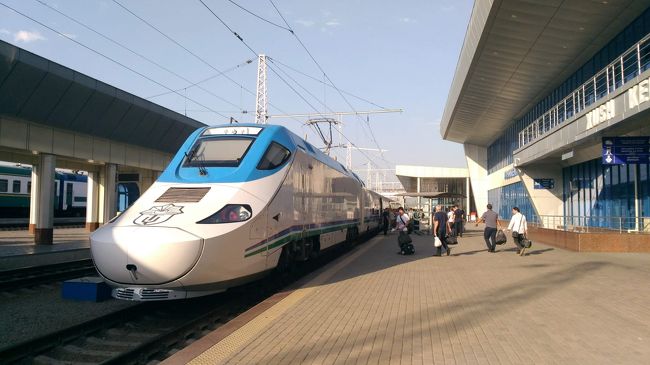 初めてのウズベキスタン。<br /><br />まずはタシュケントに入り1泊。<br />そこから鉄道旅のスタート。<br /><br />目指すは灼熱のブハラ。<br /><br />真夏にブハラへ行くなんて<br />物好きだとウズベキスタンの方にも笑われちゃいましたよ(笑)