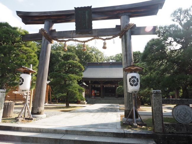 毎年10月に行われるお客様の接待旅行。さすがに16回目となると日本列島を隈なく行きつくしてしまい、毎年どこに行こうかプランを練るのが大変なのです。<br />しかも相手は会社にとって大切なお客様たち。<br />旅を満喫していただかないと行けないし、旅先で粗相があってはいけないので、朝から晩まで気を抜くことのできない3日間となります。<br />でも、旅大好きな私。<br />当然役得として行先を決める基準は、まず自分が行ってみたい場所、泊まってみたい宿、食べてみたい食事<br />それを行程に組み込んで旅先候補として4プラン作成します。<br />その提案をもとに、最期にお客様の代表者による幹事会で行先が決まります。<br />今年は大河ドラマの西郷どんにあやかって、鹿児島と屋久島が行先の本命だったのですが、決まった先は山口・福岡・佐賀の<br />三県を周遊し、プーチン・安倍の日露首脳会談の行われた大谷山荘に泊まるプランに決定しました。<br />昨年の長崎軍艦島の旅では雨にたたられてしまいましたが、今回は天候にも恵まれ楽しい3日間の旅となりました。<br />こちらでは2日目の萩の散策と世界遺産宗像大社の参拝、嬉野温泉での宿泊を紹介します。