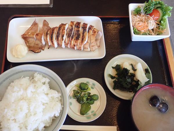 松島での観光を終えて、松島海岸駅に向かう途中でみつけた食堂で松島名物イカ焼き定食。おいしいお昼ご飯に歩き疲れた心身が癒されました。<br />松島海岸駅からＪＲ仙石線に乗って仙台駅へ戻ります。<br />夕食は仙台駅ビルにある今年オープンしたばかりの青の葉デイリーマーケットでテイクアウト。宮城名産森林鶏や海鮮チラシを買ってホテルでおいしく頂きます。