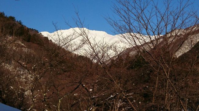 皆様、明けましておめでとうございます。<br />本年もどうぞよろしくお願いします。<br /><br />さて、2020年の初旅はまだかなり先になりそうですが、2019年中の国内旅行記が大分溜まったままになっているので、重い腰を上げて少しずつアップさせて頂きますね。<br /><br />2019年1月11日(金)~12日(土)に一泊二日の温泉旅をしてきました。<br /><br />今回の旅の相棒は夫(カメラ小僧)でもなく、娘でもなく友人。<br /><br />友人の「どこか行きたい病」のお付き合い旅行で、かなりの頻度で宿泊していた群馬県みなかみ町谷川温泉の仙寿庵へ行くことにしました。<br /><br />二人とも観光はそんなにしなくてもよいタイプなので、現地での観光はせず、東京に戻ってから羽生選手の写真展を見に行きました。