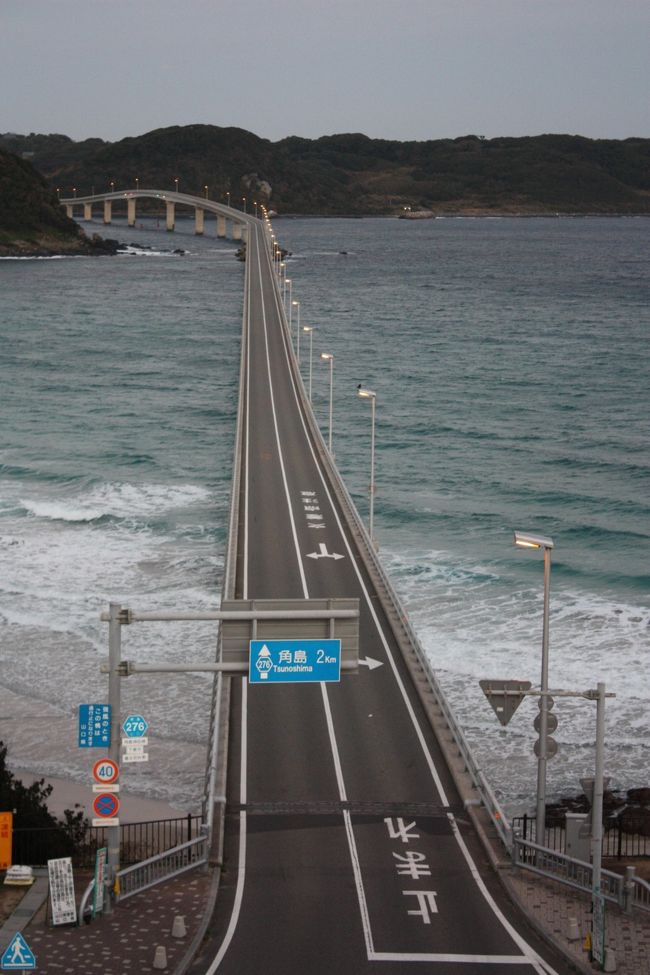 2018年の冬休み、島根と山口に行ってきました。<br />旅の目的は、<br />①久しぶりに東京駅から出雲市駅まで寝台特急「サンライズ出雲」を乗り通す。<br />②島根、山口の「男はつらいよ」のロケ地に行く。<br />③山口県の鉄道の未乗区間を乗る。<br />④角島大橋、青海大橋を渡る。<br />です。<br />年末の一人旅は11年振りでした。<br />その6は、山陰本線長門市~特牛間乗車と角島大橋編です。<br /><br />その1 出発と寝台特急「サンライズ出雲」乗車編https://4travel.jp/travelogue/11437298<br />その2 山陰本線出雲市~温泉津間乗車編https://4travel.jp/travelogue/11437786<br />その3 温泉津温泉散策編https://4travel.jp/travelogue/11438267<br />その4 山陰本線温泉津~益田間乗車と江津散策編https://4travel.jp/travelogue/11439756<br />その5 益田散策と山陰本線益田~長門市間乗車編https://4travel.jp/travelogue/11440249