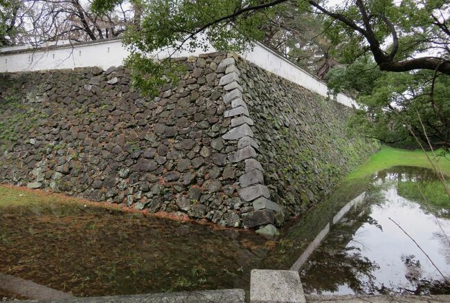 2018暮、大分で百名城巡り完了(20/31):12月20日(10):小倉城(1):堀と石垣、八坂神社、鳥居、井戸跡