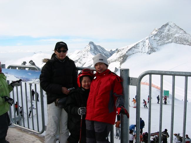 2005年3月に職場の同僚に教えてもらったHINTERTUXへ一泊2日で家族でスキーに行きました。ここはインスブルックの南東でミュンヘンから車で2.5時間位で行けます。ゴンドラとリフトで標高3268ｍまで上がりそこから2660mまで一気に滑れます。3月は気温的には-10℃くらいで雪質はパウダースノーです。逆に言ったことはないですが、真冬は-30℃以下にもなるらしく、とても外で滑れる寒さじゃないと聞きました。詳しくは以下で<br />https://www.hintertuxergletscher.at/de/home/<br />すぐ横に3472m位のトンガリ帽子の山がありアルプスで滑ってる感があります。ただ空気が薄くて疲れやすい感じはします。