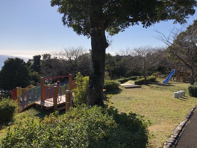 運転途中に寄ったのですが、海も見えて最高の景色の公園です。ただ、遊具は少ないので長い時間は難しいかもしれませんが、気分転換やちょっとした外出にいいかもしれません。
