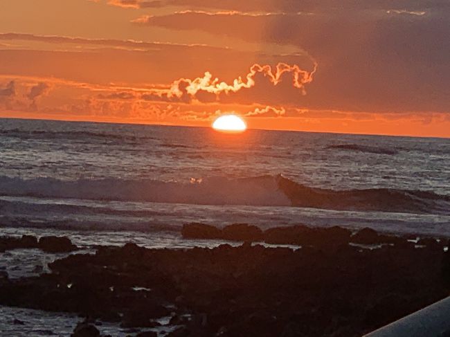 今日は昼間は雲がいっぱいあったけど、午後からはすっかり晴れ渡って夕日ご期待できると確信してビーチへ。心が現れました