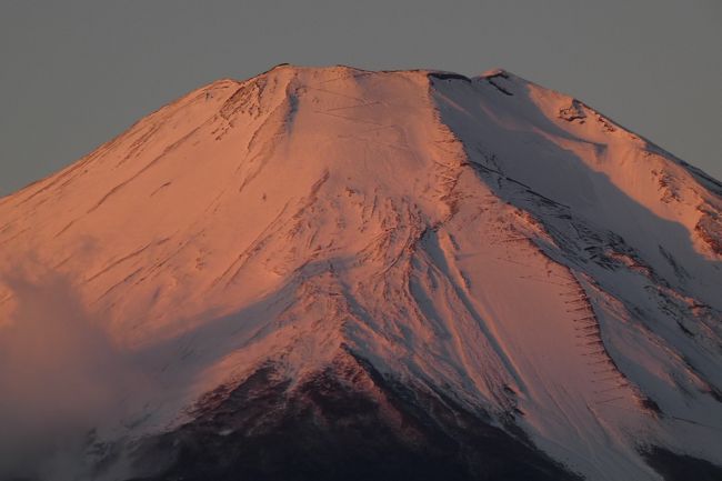 2018年 年末の山中湖は好天に恵まれました。<br /><br />そこで、山中湖畔からの紅富士を撮ろうと、未明のホテルから車で山中湖畔に出かけます。<br />