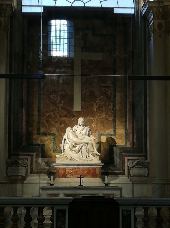 年末年始を使ってギリシャサントリーニを旅行。<br />ついでにローマへちょこっと立ち寄り。<br />優雅に歴史と美術を堪能するぞー！と意気込んでいたけれど、<br />まさかのローマ法王に謁見！？<br />サンピエトロ寺院を横切り猛ダッシュ！？<br />何かが起こる予感…