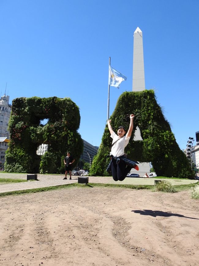 ブエノスアイレスに来たら、まずここに！<br /><br />Avenida 9 de Julio<br /><br />という大通りの真ん中にあります！！<br /><br />頭文字2文字をとって「BA」<br />と形作られた植物！<br /><br />ブエノスアイレスのシンボルとも言われる<br />オベリスクの前で地球の裏側に来た喜びが<br />にじみ出てきます&#10024;