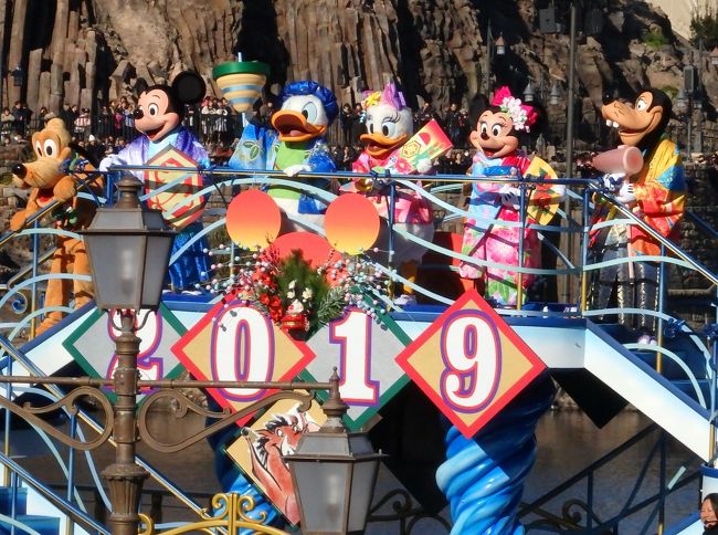 2019年最初のお出かけは東京ディズニーシー。2018年は35周年のランドに2度行ったものの、シーの方にはしばらく足を運んでいなかった。ダッフィー達が大好きな娘は「シーに行きたい!」が口癖。そして「今年のお年玉はシーでグッズを買うのに使いたい!」と言う。それで、クリスマスプレゼントとお年玉を兼ねて、初めてお正月期間のディズニシーへ出かけることにした。<br /><br />私の今回の目的は、お正月と35周年のグリーティング、2018年に始まったショー「ハロー、ニューヨーク!」を見ること。娘の目的はショッピング。夫は…とりあえず楽しければ何でもいいらしい?!(笑)<br />3が日でパークも混雑していたので、いつもよりゆったりしたスケジュールで、ディズニーシーを楽しんできました。<br />よろしければご覧ください~!