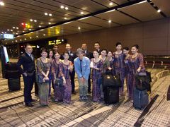 飛行機を乗り継いで仏教の聖地へ巡るミャンマーの旅　その１　ＳＱのＣＡさん全員でムロショット！シンガポール航空プレミアムエコノミークラス搭乗編＆シンガポールの乗り継ぎって大変(◎_◎;)？！マレーシア航空エコノミークラスに乗って一旦、クアラルンプールへ