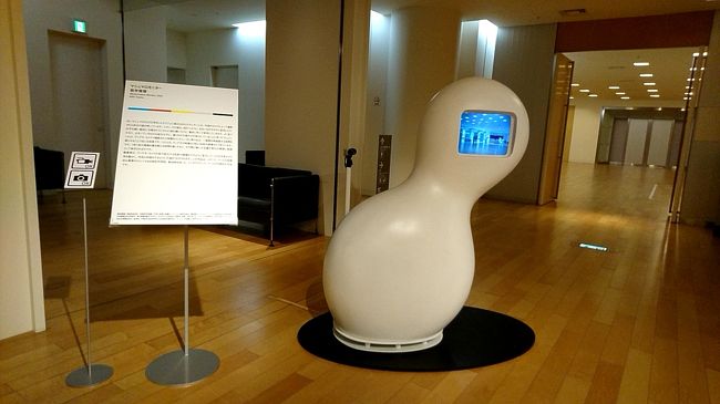 　このNTTコミュニケーションセンターは、日本の電話事業１００周年を記念して造られた展示場です。今回は、オープンスペース展をしていたので見てきました。最先端の技術を取り入れたアート作品など、結構楽しめました。