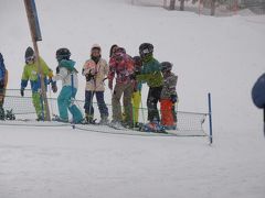 三世代で巡るスキー旅行三日目　豪雪の中スキーへ