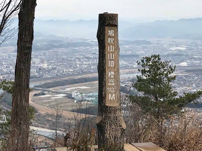 岐阜県可児市にある鳩吹山遊歩道のトレッキングツアーに参加してきました。<br /><br />コースは、大脇口から入り、北周りルートで両見山（西山）を通って石原口へ下りる縦走。低山ながら岩の急斜面があったりして、なかなか歩きごたえのある道でした。<br /><br />この日は3連休の初日ということもあり、登られている方がたくさんいました。<br />鳩吹山の眺望は素晴らしく、木曽川と岐阜の街を眼下に見下ろし、また遠くには積雪した御嶽山。登山道も綺麗に整備されており、とてもいい山だと思いました。