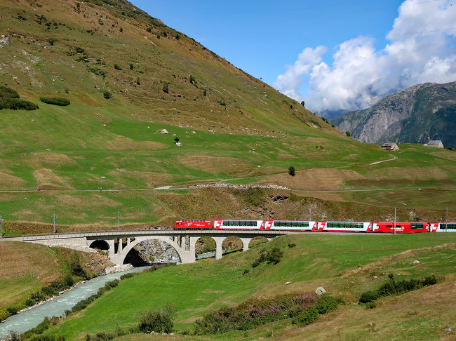 スイス屈指の観光列車、氷河特急に乗る日です。<br />氷河特急を全線乗車すると８時間かかるそうですが、ツアーではその中でも景色のよいサンモリッツからアンデルマットの区間に乗車しました。<br />約５時間の列車の旅です。<br />車窓の景色はもちろんですが、乗車する１等車両にも期待が高まります。<br /><br />氷河特急を降りた後は、バスで一路ツェルマットへ。<br />途中雄大なローヌ氷河に立ち寄り、氷河の中にも入ることができました。<br /><br />--*--*--*--*--*--*--*--*--*--*--*--*--*--*--*--*--*--*--*--:--*--<br />参加ツアー：日本旅行『スイス大自然満喫の旅８日』<br /><br />□8/13　成田→チューリッヒ（サンモリッツ泊）<br />□8/14　ベルニナ線乗車、ディアボレッツァ展望台（サンモリッツ泊）<br />■8/15　氷河特急、ローヌ氷河（ツェルマット泊）<br />□8/16　マッターホルン観光、ハイキング（ツェルマット泊）<br />□8/17　モンブラン観光（グリンデルワルト泊）<br />□8/18　ハイキング、ユングフラウヨッホ観光（グリンデルワルト泊）<br />□8/19　チューリッヒ→（機内泊）<br />□8/20　→成田