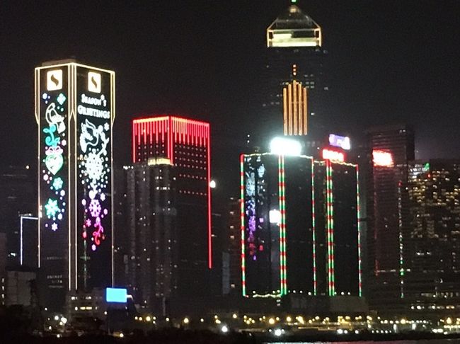 香港は夜景が凄く綺麗な街です、高層ビルのイルミネーションは初めて見ました、新年のカウントダウン花火も最高でした