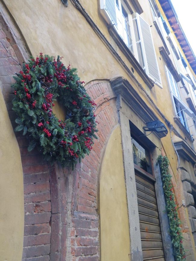 １２月末のクリスマス期間に５日間でイタリア北部ヴェローナ、パドヴァ、ピサ、ベルガモを電車とレンタカーで周りました。<br />ピサ以外はそれほど知名度のない小さな町ですが、どこもとても素晴らしく、美しく、美味しく、大満足の旅となりました。<br />一番の目的は、パドヴァのスクロベーニ礼拝堂で、それはそれは素晴らしかったですが、外のどの町もお、雰囲気があり、中世の街並みを歩くだけでタイムスリップしたような幸せな清々しい気持ちになりました。<br />１２月末でもそれほど寒くなく、またクリスマスでも開店しているお店も多く困ることはありませんでした。<br />全て１泊のみの短い滞在ですが、こちらの旅行記には、後半のピサとベルガモについてまとめます。