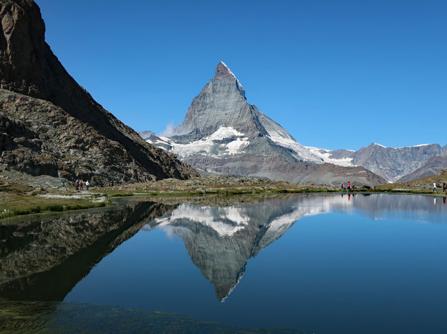 スイスと聞いて真っ先に思い浮かべる山、マッターホルン。<br />この旅行最大のハイライトであり最も楽しみにしていたマッターホルンを観光する日です。<br /><br />朝から登山鉄道でゴルナーグラートまで行き、終始マッターホルンを眺めながらの最高のハイキング。<br />湖に映る逆さマッターホルンの美しさは見事なものでした。<br />午後はスネガ展望台からマッターホルンを眺めました。<br />幸運なことに晴天に恵まれ、最高のマッターホルンを堪能することができました。<br /><br />--*--*--*--*--*--*--*--*--*--*--*--*--*--*--*--*--*--*--*--:--*--<br />参加ツアー：日本旅行『スイス大自然満喫の旅８日』<br /><br />□8/13　成田→チューリッヒ（サンモリッツ泊）<br />□8/14　ベルニナ線乗車、ディアボレッツァ展望台（サンモリッツ泊）<br />□8/15　氷河特急、ローヌ氷河（ツェルマット泊）<br />■8/16　マッターホルン観光、ハイキング（ツェルマット泊）<br />□8/17　モンブラン観光（グリンデルワルト泊）<br />□8/18　ハイキング、ユングフラウヨッホ観光（グリンデルワルト泊）<br />□8/19　チューリッヒ→（機内泊）<br />□8/20　→成田