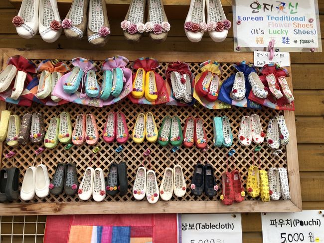 近場で2泊3日ぐらいの所を探すことに。もちろん私は台湾を推しましが、去年も同じ頃に行ったので、別の場所を…娘 <br />それではと、ツーリズムエキスポや韓国ドラマを見て気になっていた、「釜山」に決定。 <br />初韓国、初釜山、娘はインスタ、私は4トラさんから情報集め、こんなステキな所に行きたいねと、計画を立てたり。世界データ定額を使えるようにしてコネスト地図のアプリ入れたりしたのですが… <br />出かける前に家族から風邪をもらい、行きの飛行機の中から具合悪く遂にダウン…娘に風邪薬を買って来てもらうはめに… <br />思い描いてた写真撮れてない……ガックリ <br />今回は「こんな事もあるよね」の旅行記にしたいと思います。<br />一応スケジュールです <br />1日目…… 宿泊予定のホテル「東横イン釜山Ⅱ」に着くのが夕方なので遠くに行くには難しいから、一駅先の南浦洞駅周辺<br /> <br />2日目…… 午前中は甘川文化村を中心に、メルヘンな村、壁画巡り、午後は釜山シティーバスで海雲台周辺へ移動<br />夜は広安里の夜景見たら、〆は釜山タワーへのはずが……<br />3日目…… ホテルから空港移動のみ…こんな感じです…<br />2泊3日といっても、1泊2日のような滞在時間だったので、2日目は詰めこみのスケジュールを急ぎ足で回ることに… <br /> <br />今回初LCCでもあったので、4トラの先輩がたの旅行記参考に第3ターミナル、乗り切れました。ありがとうございます。
