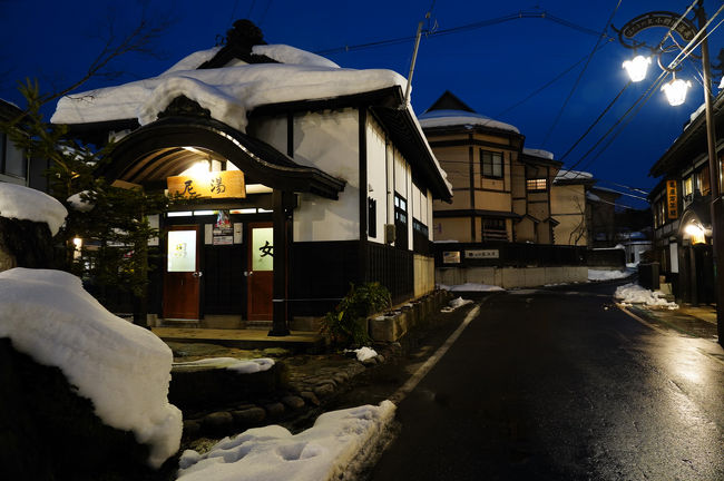 ２０１９年最初の旅は、冬の東北へ。<br />訪れたのは、米沢八湯のひとつ小野川温泉。<br />６年前の春に一度訪れたことがある温泉街だが、今回は雪見露天風呂を楽しむために足を向けたのだ。<br />そして、今回は抽選で当たったりした旅行券３３，０００円を利用したので、旅費は５２０円しか掛かっていない。<br />おかげで、旨い酒や米沢牛にもありつけた。<br />そして、去年の年末に買い替えたカメラの最初の本格的な旅。<br />使い方がまだわからない部分もあり、悪戦苦闘しながらの旅となった。