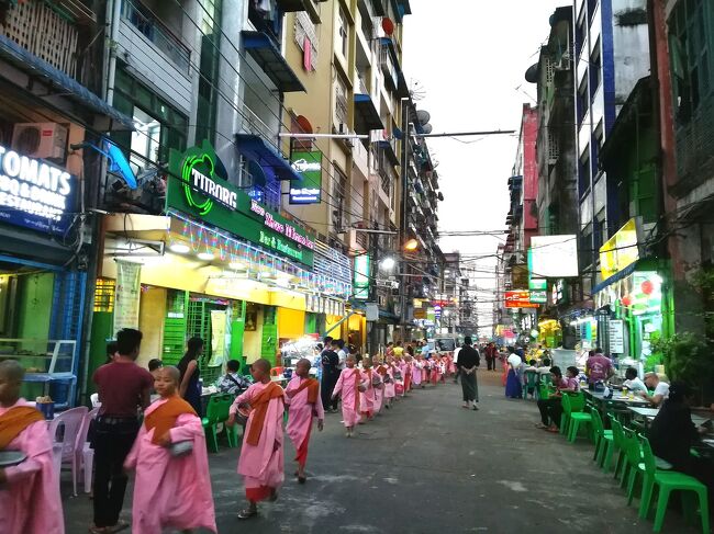 東南アジア最後の秘境へ♪<br /><br />夫婦+娘(7歳)の冬休み旅行記です。<br />アジアでまだ行ったことない国・・・<br />ミャンマーはどう?<br />バガンも行きたいけど、名古屋からミャンマーへの直行便はないから、乗継多いのも嫌…<br />今回はヤンゴンと経由地ホーチミンに決定。<br /><br />前半のヤンゴン編です。<br />ホーチミン編→https://4travel.jp/travelogue/11451093<br /><br />【日程】<br />1日目:名古屋→ハノイ乗継→ヤンゴン<br />2日目:ヤンゴン観光<br />3日目:ヤンゴン街歩き<br />4日目:ヤンゴン→ホーチミン<br />5日目:メコンデルタ1日ツアー<br />6日目:ホーチミン→名古屋<br /><br />【費用】<br />航空券:ベトナム航空 大人2 小人1 ¥155,870<br />ホテル<br />◇グランドユナイテッドチャイナタウン 1泊朝食付 ¥0(マイル使用)<br />◇パンパシフィックヤンゴン ¥32,292/2泊朝食付<br />◇グッドバイブスホテル 1泊朝食付 ¥0(マイル使用)<br /> レイトチェックアウト分 ¥5,170<br />両替:¥3万円(チャット¥18,000+ドン¥12,000)<br />総額:約¥223,000円<br />※日本人ビザ免除期間のためビザ代不要