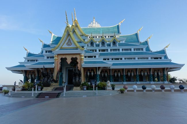 二年連続タイ＆ラオスの旅。昨年はラオスのビエンチャン＆ルアンパバーンとバンコクでのカウントダウンという超メジャーな年越しをしたので、今年はイサーンとラオス南部を巡るマイナー旅で、ひっそり年越しを迎えようと思いました。この日は午前にタレーブアデーンに行って一面の蓮を体験した後、午後はワット・パー・プー・コンという天空寺院を訪れました。しかし、そこで待ち受けていたのは、この旅最大のトラブルでした。<br />①ウドンターニー（タレーブアデーン）<br />②ウドンターニー（ワット・パー・プー・コン）★<br />③ナコーンパノム<br />④サワンナケート<br />⑤パクセー<br />⑥ウボンラーチャターニー<br />⑦シーサケート<br />⑧ナコーンラーチャシーマー<br />⑨バンコク<br />ところどころドローンも飛ばしているので空からの映像と共にお楽しみください。