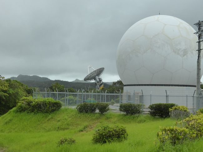 自分の住む福岡県も台風が接近すると雨風が結構強くてその威力が凄い。<br />しかしニュースで見る沖縄に台風が来た時の様子はそんなもんじゃない、飛行機は泊まるしホテルからは出られない。<br />「可哀想～。」と思いつつも実感なかった。<br /><br />今回たまたま沖縄旅行を計画したら毎週のごとく台風がやってきて、自分が計画した日も外れませんでした。<br />しかし逆にどんな体験ができるのかとワクワクした。<br /><br />台風が来る前は台風に備えてホテルの周りの木々を縄で縛る光景をみました。<br />しかし思ったほどではなく風が強かっただけで、街中を歩いている人も結構いました。<br />飛行機も飛ばすホテルにも宿泊を依頼している人の姿を見ました。<br />自分はその経験を回避でき、良い経験で、済みました。