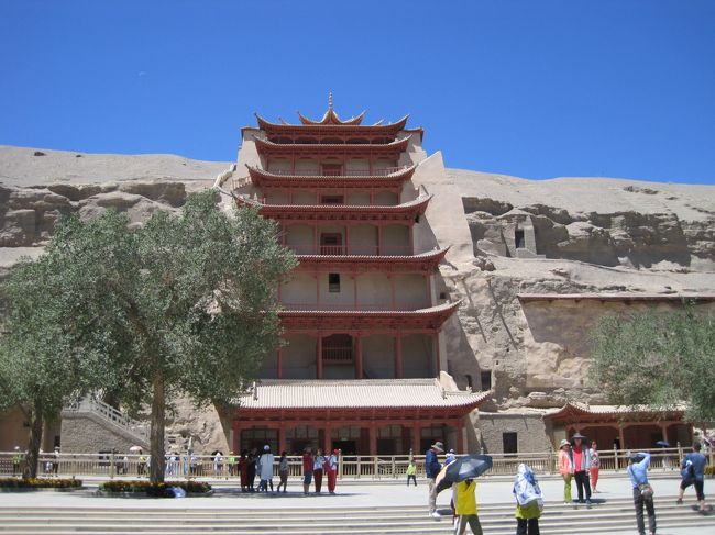 2度目の中国旅行。自分の備忘録的内容です。<br /><br />気がつけば大韓航空のマイルが3万マイルたまり有効期限が今年切れるものがあったので、今回はマイルを使って旅行することにしました。<br />最初はソウルや釜山旅行を考えたけど、普通に航空券を買っても高くないので行き先は西安と敦煌に。<br />ソウル-西安往復は大韓航空の特典航空券を利用し、敦煌→西安はJALのマイルで中国東方航空の特典航空券を利用。<br />購入したのは大韓航空の札幌-ソウル往復と天津航空の西安→敦煌のみとあまりお金をかけずに旅行できました。<br /><br /> 07-05 千歳-仁川 KE776<br /> 07-06 仁川-西安 KE807<br /> 07-07 西安-敦煌 GS7587<br /> 07-08 敦煌(莫高窟・鳴沙山)<br /> 07-09 敦煌(敦煌郊外)<br /> 07-10 敦煌-西安 MU2216<br /> 07-11 西安(兵馬俑)<br /> 07-12 西安(大雁塔・回民街)<br /> 07-13 西安(華山)<br /> 07-14 西安-仁川 KE808<br /> 07-15 仁川-千歳 KE795<br /><br />レートは1元が16~17円ぐらい。<br /><br />今日は敦煌から西安へ。