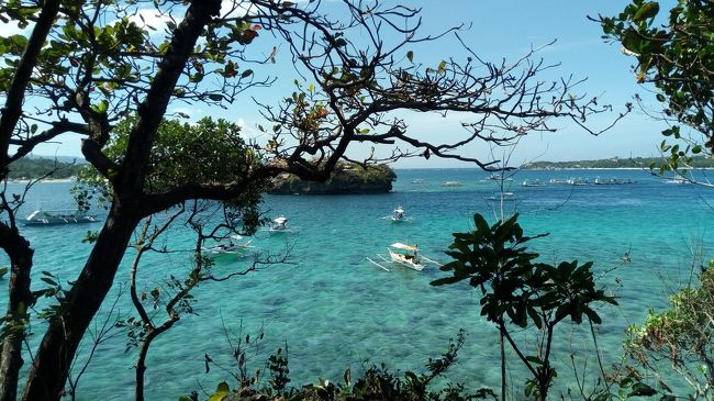 年末旅行に夫と二人でフィリピンのボラカイ島に行きました。<br /><br />正直、当初私は違う国が希望だったのですが、夫のプレゼン活動により私が折れることに。<br /><br />しかし、この旅行をきっかけに見事にフィリピンに恋をすることになります。<br /><br />ボラカイ島の想いを馳せる今日この頃。<br /><br /><br />本旅行記では、アイランドホッピングについてお届けします。<br />同シリーズでは他に<br />・ホテル(シャングリラ)編<br />・ホワイトビーチ編<br />を作っています。<br /><br /><br /><スケジュール><br />■1日目■<br />羽田空港<br /> ↓(ANA:約5時間)<br />ニノイ・アキノ国際空港<br /> ↓(フィリピン航空:約1時間)<br />カリボ空港<br /> ↓(ホテルのハイヤー:約1時間30分)<br />カティクラン港<br /> ↓(ボート:約30分)<br />シャングリラボラカイ<br /><br />■2日目■<br />午前:ホテル内でゆっくり<br />午後:ホワイトビーチ散策<br /><br />■3日目■<br />午前:ホテル内でゆっくり<br />午後:ホワイトビーチ散策<br /><br />■4日目■<br />終日:アイランドホッピング<br /><br />■5日目■<br />シャングリラボラカイ<br /> ↓<br />カティクラン港<br /> ↓<br />カリボ空港<br /> ↓<br />ニノイ・アキノ国際空港<br /> ↓<br />マニラ(マカティ)泊<br /><br />■6日目■<br />ニノイ・アキノ国際空港<br /> ↓<br />羽田空港