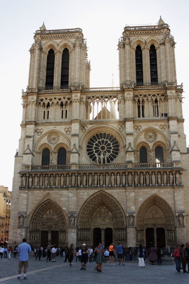 ノートル・ダム寺院Cathedrale Notre Dame　　2018.9.11<br /><br />2019年4月15日夕の火災で屋根と尖塔が焼け落ちたノートルダム寺院はキリスト教徒のみならず世界中から悲痛な心情が伝えられている。<br />800年も前に完成した大聖堂は老朽化が進み、大改修が必要な状態になっていたことを考えると、今回の惨事は焼失した部分を抜本的に改修する絶好の機会が訪れたと捉えるのがよいのではないか。まさに「災い転じて福となす」だ。<br />マクロン大統領が「今まで以上に美しい大聖堂によみがえらせる」と表明したが正解と思う。ゴシック建築の宮大工にとっても技術を磨き伝承するのに役立つに違いない。<br /><br />  ☆　　　☆　　　☆　　　☆　　　☆　　　☆　　　☆　　　☆<br />2018.9.10～9.16　　　　<br />最近の海外旅行はヨーロッパを10泊程度で周遊するものが多かったが、今年は地域活動の都合で半分の5泊のパリ滞在の旅となった。13年ぶりの親子の二人旅だ。<br /><br />3月末に9月10日（月）出発で、同行者にとっては初めてのパリの旅と決め、昨年と同じポーランド航空のワルシャワ乗換え便とした。直行便でないのは帰りにワルシャワ宮殿を昨年に続き見学するために1泊の案もあったためと、AF直行便より3万円近く安かったためだ。<br />ホテルは私が最も好きなサンジェルマン地区（6区）のセーヌ通りの静かで便利なホテルを選んだ。<br /><br />2018年9月10日（月）曇り<br />5時起床、朝食<br />5：45同行者を車で迎えに行き、小手指駅まで送ってもらった。<br />6：08急行池袋行き、7：10日暮里駅、7：25スカイライナー9号（￥2,400）<br />8：10成田空港第1ターミナル到着、AIU旅行傷害保険加入手続き<br />9：20出国審査<br />9：55搭乗開始　LO80便	B787 DREAM LINER　<br />10：50出発（ゲートから移動開始）（予定10：15）、離陸順番待ち30分<br />11：30離陸（助走時間50秒）<br /><br />機内食は2回出され、1回目は日本時間13：10、2回目は19：45。<br />1回目のメイン料理はポークのトマトソース、2回目は照り焼きチキンを選んだ。<br /><br />成田出発は30分、離陸は1時間近く遅れたが、ワルシャワ到着は10分遅れだった。<br />14：35到着、EUへの入国審査14：50<br />パリへのLO335便の出発ゲート　39<br />出発は30分遅れのアナウンスがあり、16：45搭乗開始<br />19：30パリ到着（予定の40分遅れ）<br />第1ターミナルのカフェでホットドッグとピザの軽食。<br />RER駅でナヴィゴ（1週間定期券）を買うことも考えたが、遅い時間なのでロワシーバスでオペラまで行き、タクシーでサンジェルマンのホテルに向かった。<br />若い女性ドライバーのプリウスのタクシーは運転がすごく荒く、ナビをセットして走ったところを見ると出稼ぎ労働者かも知れない。<br />ホテルHotel de Seineは私がパリの青山と呼んでいるサンジェルマンのセーヌ通りとヤコブ通りの角にあり、メトロのサン・ジェルマン・デ・プレ駅から徒歩4分の便利な場所にある。<br /><br />9月11日（火）晴れ　　(パリでの）1日目<br />いつものことではあるが、時差の関係で1時と3時と5時に目が覚めたのでトイレと水分補給。窓の外に星が見えたので晴れ。6時過ぎに起きてヒゲ剃りなどの身支度をして、7時ごろにカメラ（一眼レフEOS40D）を持って歩いて5分のセーヌ河畔へ。<br />まだ夜明け前で薄暗い街並みや、近くに国立高等美術学校があるためか、たくさんあるギャラリー（室内は照明されているものが多い）を撮った。<br />セーヌ川は日の出前であるが、明るさを増した東の空には飛行機雲がいくつも見えた。<br /><br />7時半にホテルへ戻り、娘と二人で朝食。早いためにほかに客は1人だけだった。<br />カフェ・オレ、オレンジジュース、ハム、ソーセージ、スクランブルエッグ（ふんわり柔らかく美味しかった）、クロワッサン、デニッシュ、フルーツ・ヨーグルト、<br /><br />8：50にホテルを出かけて、サン・ジェルマン・デ・プレ駅で1週間定期券ナヴィゴ購入（27.8ユーロ）。2人分をまとめてのカード決済はできず、一人づつの購入となった。<br /><br />セーヌ河畔を歩いてノートルダム寺院へ。正面左の鐘楼整理券(時刻指定)を取ってから寺院内部見学。整理券の時刻にあわせて列に並び鐘楼入場（10ユーロ）。<br />鐘楼にはエレベータがないため435段の石の螺旋階段をひたすら上ることになり、シニアには結構きつい運動だ。<br />それでも屋上からの眺めはすばらしく、ユーモラスな表情のガーゴイルの数々を見ていると疲れを忘れてしまった。<br />ガーゴイル（英: gargoyle）は、雨樋の機能をもつ、怪物などをかたどった彫刻であるWikipedia。<br />鐘楼を下りて寺院を一周して見慣れた正面以外の方角から建物を見ると、ゴシック建築の特徴のある構造が見られて興味深かった。<br /><br />サンミッシェルのカフェでランチしてからメトロでシャンゼリゼ通りのLV（ルイ・ヴィトン）本店へ。（第1回はここまで）<br /><br />凱旋門まで歩いて外観見学したが、ノートルダム寺院の鐘楼に上る階段がかなりきつく、疲れが残っていたので凱旋門に上る計画は止めた。<br />メトロ6号線でトロカデロへ。トロカデロ広場に面したシャイヨー宮殿広場から正面に見えるエッフェル塔見学してからしばらく休憩した。<br />ここからはセーヌ川の対岸にそびえるエッフェル塔、その先に広がるシャン・ドゥ・マルス公園、エッフェル塔の脚部のアーチの中に陸軍士官学校（エコール・ミリテール）などが一望できる、パリ市内でもっとも眺望が開けた場所である。<br />晴れていたため景色は最高によかった。<br /><br />その後はエッフェル塔の東の脚部PILIER EST下まで20分ほど歩き、セキュリティーチェックを2回受け、オンラインで購入した予約券で頂上まで上る。<br />最上部のテラスは風通しがよく気持ちよかった。高さの関係でモンマルトルの丘にあるサクレクール寺院は市街地に埋もれてよく見えなかった。オルセー美術館の時計窓からはよく見えるのだが。<br />最上部のテラスでシャンパンを飲んだのはとても気分がよかった（100ml 13ユーロ）<br />帰りはシャンドマルス駅よりRER　C線でサンミッシェルまで行き、メトロ4号線に乗り換えてサンジェルマンで降り、サンジェルマンデプレ教会内部を見学してからホテルへ戻った。<br />夕食はサンミッシェル駅に近いLE NESLE(café,bar,brasserie)<br />帰りはセーヌ河畔に出て、ポンデザール（芸術橋）からの夜景を見てホテルへ戻った。<br />この日の歩数計　20,632<br /><br />撮影　EOS40D EF-S18-135<br />         PowerShot SX-610HS<br /><br />公開済み旅行記<br />第1回　ノートルダム寺院<br />https://4travel.jp/travelogue/11445600<br />第2回　エッフェル塔<br />https://4travel.jp/travelogue/11448480<br />第3回　モンマルトル<br />https://4travel.jp/travelogue/11450216<br />第4回　ルーブル美術館・オランジュリー美術館<br />https://4travel.jp/travelogue/11452203<br />第5回　オルセー美術館<br />https://4travel.jp/travelogue/11456207<br />第6回　ヴェルサイユ宮殿<br />https://4travel.jp/travelogue/11459907<br />第7回　4日目午後・5日目（帰国）サンジェルマンとルーブル夜景<br />https://4travel.jp/travelogue/11465519<br />