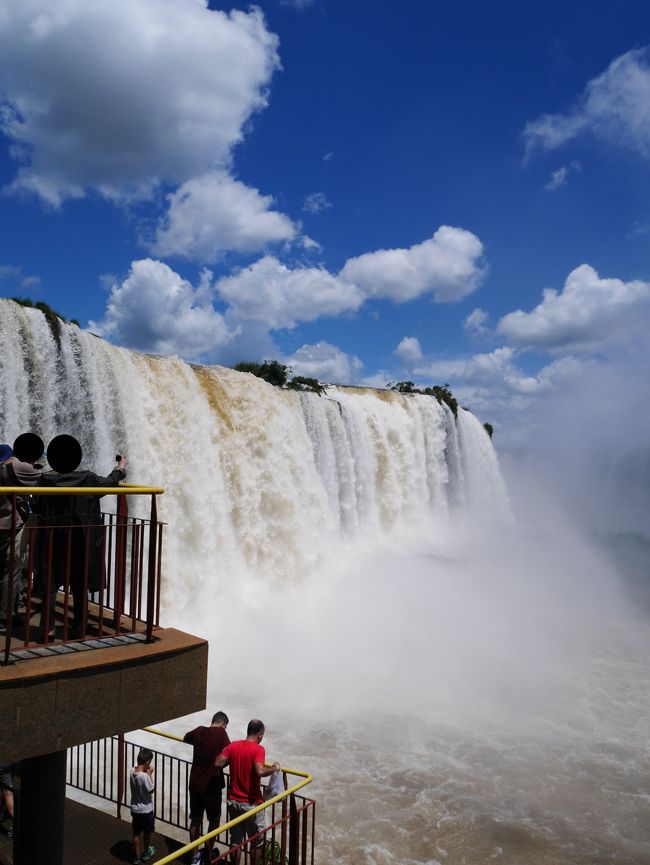 旅概要の詳細は、1作目参照<br />（https://4travel.jp/travelogue/11445198）。<br /><br />おとといの夜イグアスへ到着し、<br />昨日はアルゼンチン側のイグアス滝へ行ってきた。<br />今日はブラジル側のイグアス滝へ。<br />雨季に行った水量満点のベストシーズン！<br />雨季ゆえに天気が心配だったけど、両日、晴天に恵まれた。<br />どちらの国側から見てもド迫力の滝だった。<br />ずぶ濡れになるって、こんなに面白い！<br />大地の迫力と大きさを感じた2日間でした！<br /><br /><br />【時期】2018年1月22日（月）～2月3日（土）、計13日間。<br /><br />【渡航先】ペルー、ブラジル、アルゼンチン、ボリビア、計4カ国。<br /><br />【旅程】<br />①1日目：成田→ペルーのリマへ。<br />②2日目：リマ→ブラジルのイグアスへ。<br />③3日目：イグアス観光。<br />④4日目：イグアス→ペルーのリマへ。<br />⑤5日目：リマ→ピスコ→リマへ。<br />⑥6日目：リマ→マチュピチュへ。<br />⑦7日目：マチュピチュ→クスコへ。<br />⑧8日目：クスコ→ボリビアのラパス経由ウユニへ。<br />⑨9日目：ウユニ観光。<br />⑩10日目：ウユニ→ラパスへ。<br />⑪11日目：ラパス→ペルーのリマへ。<br />⑫12日目：リマ→ロサンゼルス経由成田へ。<br />⑬13日目：成田着。<br /><br />【旅行記URL】<br />①https://4travel.jp/travelogue/11445198<br />②https://4travel.jp/travelogue/11445607<br />③https://4travel.jp/travelogue/11445689<br />④https://4travel.jp/travelogue/11445692<br />⑤https://4travel.jp/travelogue/11449710<br />⑥https://4travel.jp/travelogue/11449866<br />⑦https://4travel.jp/travelogue/11452901<br />⑧https://4travel.jp/travelogue/11455509<br />⑨https://4travel.jp/travelogue/11456292<br />