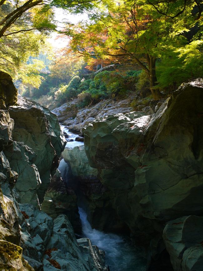 夏の北海道旅行以来、ようやく家族がそろったのは11月初めやった。<br /><br />その日は珍しく私も平日やけど休みの日。<br />天気予報は晴れ。<br />久しぶりに妹も帰ってくる。<br />となるとどこか行こうかとなるのが我が家の日常。<br /><br />すっかり秋めいてきた今日この頃、<br />行先はもちろん「温泉」ですよね（ハート）<br />そう、S家の秋といえば温泉ですよ。<br />※Sさん家は年中温泉ではないか？という説もあるみたいです。<br /><br />で、今回の行先は四国！<br />高知の仁淀まで行きたいって言ったら却下されたので剣山ふもとまで！<br /><br />地図見てたら温泉の近くに「土釜」ってゆう景勝地があるらしいってゆうのが分かって寄ってみたら、すごいとこやったo(・∀・)o!!<br /><br />紅葉も楽しめて、癒しの日帰り温泉ドライブやった♪