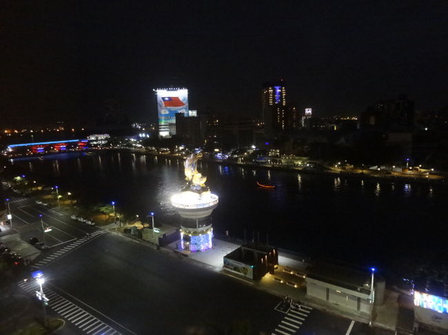 2019年になりました。明けましておめでとうございます。<br />永遠に健康で幸せで裕福でありますように。<br /><br />昨年家内と台湾へ訪問したら新竹以外の場所に行くか話をしていた中で、高雄を提案していた私。家内は日月潭や礁渓など話題を出すも、自らホテルの値段が・・・交通費が・・・野村監督ばりのぼやきを連発。エクスペディアで高雄のホテルが安いと提案しても結局は高鐵代が云々で私はブチ切れ!!もう結構です!<br />訪台後の30日になって高雄へ行こうか?という話を振ってきたので機嫌が変わる前にそそくさとOKを出しておきました。結果、高雄へ2泊3日で行くことになりました。