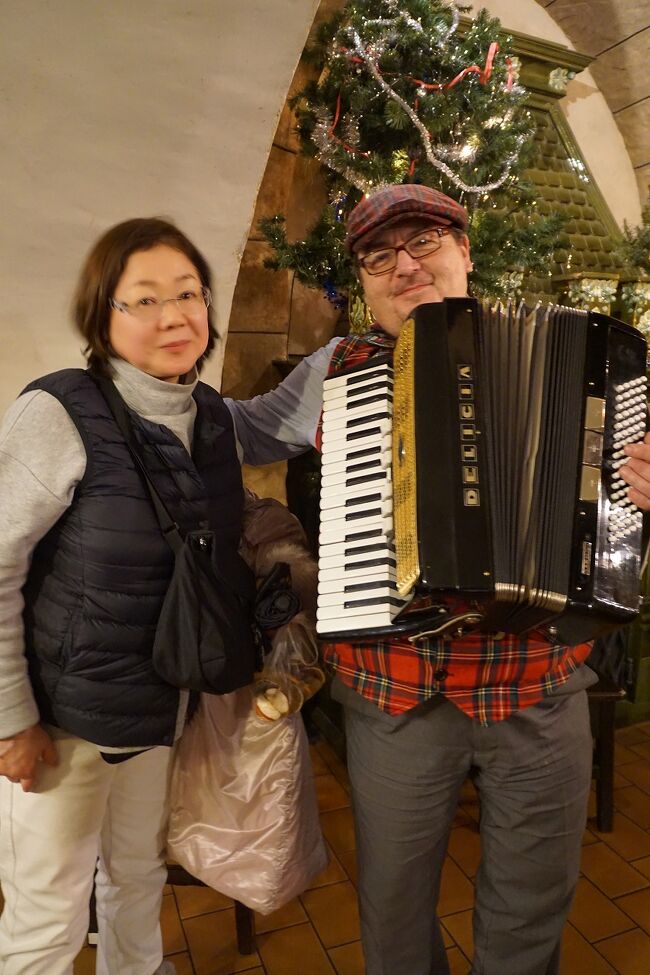 カレル橋を渡り旧市街の観光に入りました。この辺りは何度も通った道ばかりなので懐かしさを感じます。ただ8年の年月は長いようでタイ式のマッサージ店が何軒もあったのには驚きました。また通りの角にあった怪しい雰囲気のドレスを着た女性のレリーフが無くなっているのはショックでした。全員で旧市街広場の時計塔の前まで移動して「エルペット」という店に入ります。ここは8年前にガーネットを買った店で、妻に見るだけと言われて入ったら「お義母さんはこういうの似合いそう。」なんて言葉が出てきて「あたしだったらこれかな？」なんてさらに大きなブローチが出てきました。まあ誕生日だったし4月生まれなのでダイヤモンドよりガーネットは格段に安いので買った覚えがあります。同じデザインのものが売っていましたが値段は3倍から4倍になっていました。ここで解散して自由時間になりますがオプショナルに参加する人は午後6時30分までの1時間半で、参加しない人は午後7時までの2時間というのはちょっと解せない気分です。本当はオプションに参加しないで、ホテルにチェックインした後に自分たちで町中に戻りたかったのですが、風邪をひいていたので諦めて泣く泣く羽田空港で申し込みしたせいもあったのかもしれません。くよくよしている時間は無駄なので、まずは旧市街広場のクリスマスマーケットを見学します。以前ここでイースターのスタンドが出ていたことを思い出します。イースターエッグを20個くらい買ったのですが次に行ったウィーンでは値段が倍以上したので、もっと買っておけばよかったと後悔した記憶があります。ところがクリスマスマーケットは意外に普通でした。マーケットをひと回りした後は「ヴァーツラフ広場」まで足を延ばしてもう1つのクリスマスマーケットを見て回ります。「ムハ美術館」の脇から「市民会館」など懐かしい場所を選んで歩いて何とか1時間30分で戻ってくることができました。ここからはオプションで「時計塔」に登って夜景を見ました。前回の旅では時計塔には登らなかったので、よかったのかなと自分を納得させます。その後は「ヨゼフォフ」と呼ばれるユダヤ人街からチェフーフ橋でモルダヴァ川の夜景をもう一度見て、バスに乗って晩御飯を食べる「ウ・フレクー」に向かいます。ここはプラハで一番古いビアホールで前回の旅でも来たかったのですが、旧市街の中心から離れているので諦めた店でした。ここで醸造された黒ビールも飲めて大満足ではありましたが13,000円は高すぎです。そして郊外のホテルに向かってプラハの観光は終わりです。翌朝も早朝にモーニングコールが鳴り、午前8時にプラハを出発してチェスキー・クロムロフに向かいます。