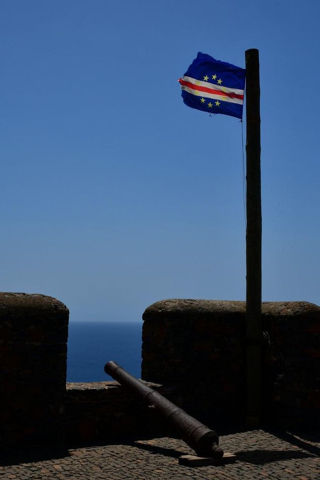 西アフリカのセネガル沖にある、旧ポルトガル領のカーボベルデ、Cape Verdeを旅してきました。<br />2018年に出張と重なりキャンセルしたリベンジでサル島訪問を考えてましたが、首都のあるプライア訪問に変更。<br />プライアから15キロのところにある世界遺産のある古い町Cidade Velha-丘の上築かれた要塞、サブサハラアフリカ最古の道、奴隷貿易時代の遺産などが想像以上に楽しめました。<br /><br />写真はCidade Velhaのフェリペ要塞からの眺め<br /><br />★旅程<br />3/20 ブリティッシュエアウェイズ(BA)夜行便でロンドン・ヒースローへ<br />3/21  ロンドン乗り換えでリスボン、リスボン観光後、<br />　　　 夕方カーボベルデ航空(VR)でプライアへ、プライア泊<br />3/22　シダーデヴェーリャ、プライア観光<br />3/23　ポルトガル航空(TP)夜行便でリスボンへ、リスボン観光<br />　　　 夕方イベリア航空(IB)でマドリッドへ<br />3/24　深夜便でヨハネスブルグへ<br /><br />★通貨　<br />1EURが100カーボベルデエスクード（CVE）<br /><br /><br />★ホテル　Hotel Cesaria<br />　1泊4,000エスクード、40ユーロ