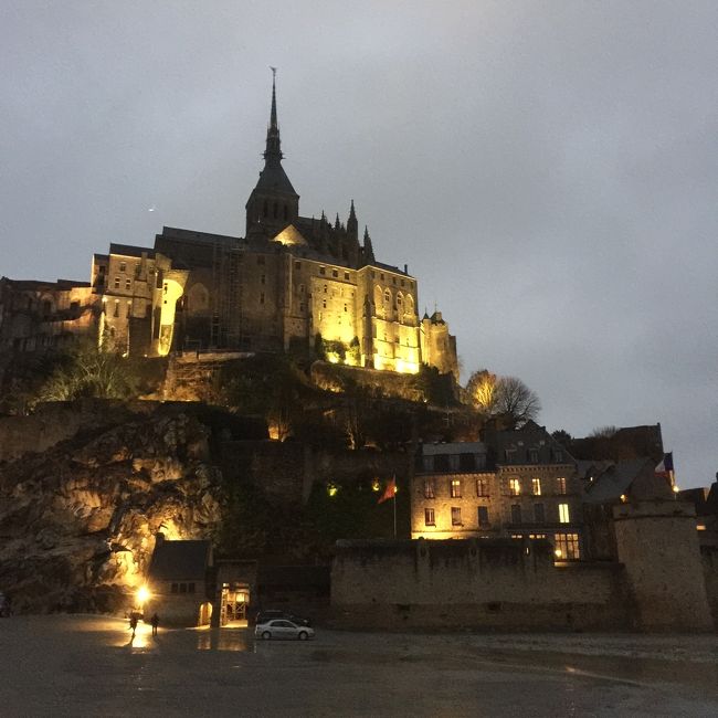 この時期のフランスはやっぱりまだ寒い。<br /><br />でも、寒さを忘れるほど<br />神秘的な雰囲気にのまれて<br />たくさん観光しました~。<br /><br />オムレツは…高い&クレープの方が私は好きw<br />栄養をつけるための卵料理ということを考えながらオムレツを完食しました。