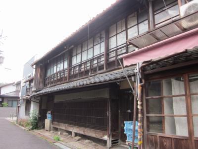 湖東地区の経済の中心が八日市であり、その八日市の繁栄を語るに欠かせない陰の部分が花街の存在~。<br /><br />延命山の麓東側に御代参街道沿いに明治元年料亭・招福楼が創業し、その周辺を「延命新地」と認識され、明治18年には一帯を娼妓営業として遊郭を含む一大歓楽地として発展。<br /><br />昭和13年には陸軍飛行第三戦が八日市飛行場に至ってからは最盛期を迎える繁栄振りをしたそうです。<br />その後は「赤線」としての存在も有ってようですが、売春防止法が施行されてからは延命新地も終に解体されて、地方の飲み屋街に陰を落としたそうです。<br /><br />そして、元妓楼は旅館や料理屋・飲み屋に代わりつつも、大半は廃業に追い込まれ、そのまま空き家や廃屋に成ったまま現在に至ってますね~。<br />まるで”カスバ”のようで、中東の色街を思い出します。<br />その「延命新地跡」をぶらぶら歩いてみたいと思います。<br /><br />最後に~、今でもルートイン東近江駅前店の正面には「料亭・招福楼本店」が威風堂々と店を構えています。<br />が一般的には東京店の方がメジャーだと思いますね~、その格式も日本料理を代表する吉兆と並ぶ老舗・料亭といわれるほどです。<br />ゆえに一度は利用させて頂きたいとは思うのですが、なんせ高級過ぎてお値段も高いので当分は無理のようですね…。<br /><br />PS 2019年3月 写真とコメント追記しました。