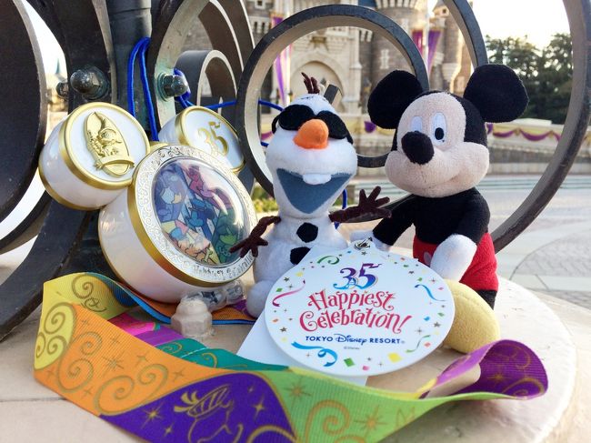 2018年4月15日（日）から始まった「東京ディズニーリゾート35周年“Happiest Celebration!”」。<br />2019年3月25日（月）までの345日間、アニバーサリーイベントを盛大に開催しているＴＤＲ。早いものでグランドフィナーレの時がやってきました。<br /><br />今日はグランドフィナーレイベント初日！そしてＳちゃんの誕生日！<br />今日はの～んびりとランドを楽しみたいと思います♪<br />お天気にも恵まれたし、何かイイことありそうな予感…！？<br /><br />先に言っちゃうと、コンフェクショナリーとトレジャーコメットのバックグラウンドストーリーをキャストさんから教えてもらったので載せてみました。<br />ベタ～なようで濃い～内容？のアッサリ旅行記、はじまるよ～！