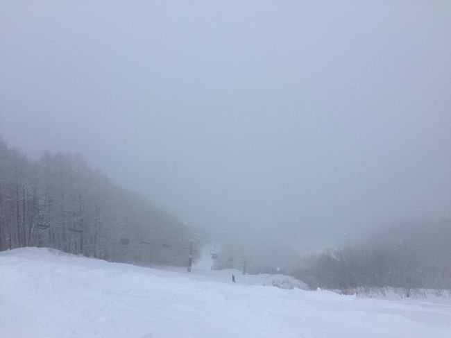 野沢温泉でのスキー旅行から10日あまり。<br />身体も財布もまだまだ充電期間中のはずだが、我輩以外の3人はなぜかスキー熱が盛り上がっている。<br />なんだ? なんだ?<br />何か危険な香りがする…と思っていたが、案の定言い出した!<br />それも我輩の仕事が落ち着いた3連休最終日の夜にw<br /><br />疲れ切った身体にムチを打ってまで行くのか行かないのか、ここが思案の為所…