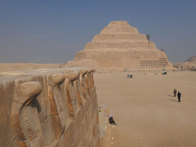 環地中海諸国の遺跡がメインテーマだった2018年春の旅で行けなかった、最も重要な遺跡の国。<br />そして、5大陸の中で、私にとって唯一未踏であったアフリカ大陸。<br /><br />環地中海遺跡の旅完結と未踏のアフリカ大陸への第一歩となる国、エジプトの2日目。<br /><br />今日はいよいよエジプトのみならず、世界で最も有名な古代遺跡ともいえる、ピラミッドの観光です。<br /><br />宿泊したベニス細川家ホテルで予約していた、「車で巡るピラミッドツアー」で手軽にピラミッド観光へ・・・<br />となるはずが、ピラミッド周辺は危険がいっぱい！<br />はたしてどんなピラミッド観光となるのやら。