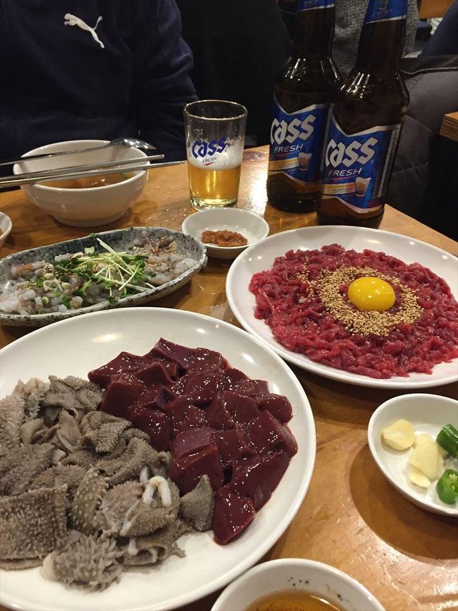 日本では食べれなくなったレバ刺しを食べに友人と伴に韓国ソウルで忘年会です