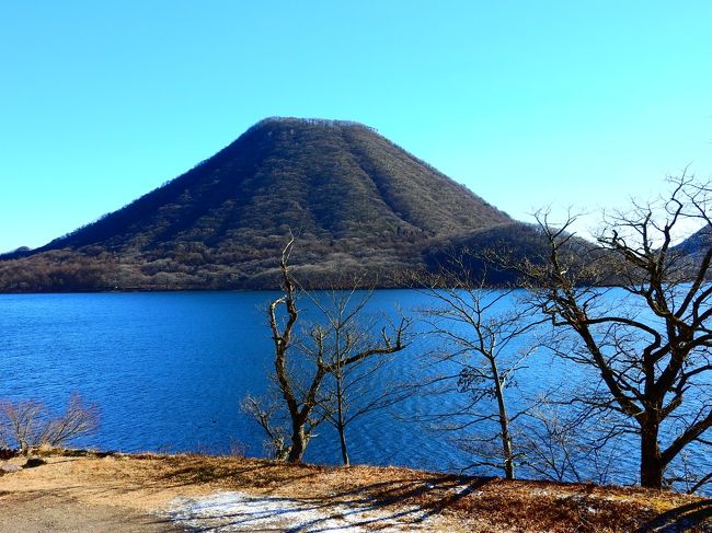 　2019年の初詣は，群馬県の榛名神社へ．通常は伊香保温泉から榛名湖へ登って行くので，渋川市だとばかり思っていましたが，高崎市の一部だそうです．元旦でしたが，榛名湖は訪れる人も比較的少なく，とても静かでした．以前は湖面が全面氷結し，スケートやワカサギ釣りで賑わったそうですが，近年では温暖化の影響か全面氷結しないことも多く，2018年に氷上ワカサギ釣りが解禁されたのは７年振りだったそうです．元旦に訪れた今年は，まだ全く凍る気配はなく，湖面には鴨が泳いでいました．<br />　榛名神社は榛名湖から3kmくらい下がった場所にあります．1,000年以上の歴史を持つ神社で，社殿は国指定の重要文化財になっています．群馬と言えば水沢観音が有名ですが，榛名神社の方が山門から本堂までの距離が長く，鬱蒼とした杉林の中を歩いて行くので，荘厳な感じがします．さすがにこちらは榛名湖と違って初詣の人達で一杯でしたが，駐車場にも簡単に入れ，待ち時間なしで参拝することが出来ました．