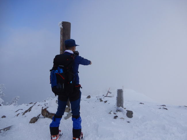 え～、奈良の三峰山ってところがあるんですが、霧氷まつりってのをやってまして、１月12日に登頂したんすけど、雪が少なくて不完全燃焼。<br />ならば、という事で、近畿では雪の多い比良山系の武奈ヶ岳に登って、雪山を堪能したらんかい！という事で登ってきました。<br />やぁ～、今回は雪が多かったっすよ。<br />でもね、山頂はガスまみれ。<br />昨年から、山に登るとガスにつきまとわれてます。ストーカーかい！ガスめ！<br />まぁ、ボヤキはこのくらいにして、登頂記の始まり始まり。