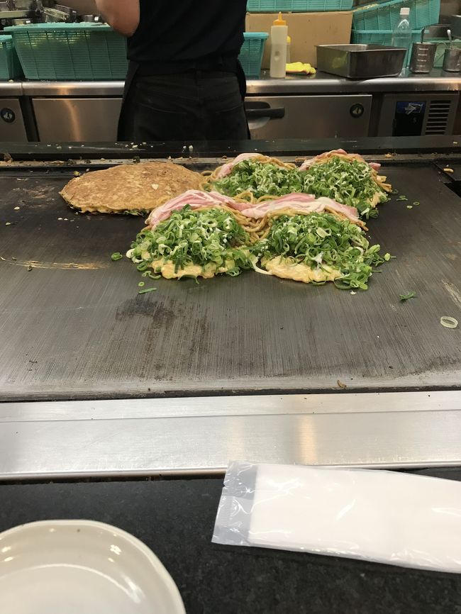 東京から山陰地方に帰省する途中で大阪に寄り、粉もんグルメを食べまくる計画を立てました。<br />7:30に伊丹空港に着き、まず向かったのが、早朝から営業しているなんばうどん。関西だしの味を味わいたくて行きましたが、つゆの色は薄いのに、だしの味が濃い!<br />その足で、肉吸いを食べに、千とせ本店へ。10:45に行ったら既に行列ができていました。こちらは、なぜかたまごかけご飯とセットにするのが一般的なようでした。たっぷりの牛肉をひたすらすすっては、ご飯を食べを繰り返しました。<br />12時の高速バスで山陰へ。<br />再び大阪へは車に乗せてもらい、11時頃に到着。その足で、天王寺あべちかにある「あべとん」でお好み焼きと焼きそばを食べました。鉄板前のカウンターに座り、焼きあがっていくお好み焼きを見ていると、芸術作品を見ているようでした。(大袈裟(^^))<br />泊まりは、WBFなんば元町。クラブWBFに入会すると特典があり、ラウンジ(朝食会場)でソフトドリンクやお茶漬け、夕方はワインや日本酒のサービスがありました。<br />夕飯は、新世界で有名な、だるま新世界店で串揚げを食べました。脂っこくなるかと思いきや、カラっと揚がっていて、パクパク食べられました。具も大きめで食べ応えがあり、セットに付いていたどて焼きも美味しかったです。<br />ホテルに帰りお茶漬けをいただき、就寝。翌日、飛行機で羽田に帰りました。