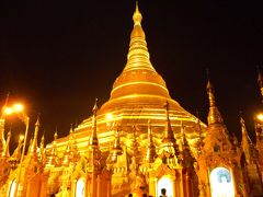 ミャンマー　夜のシュエ・ダゴン・パゴダ（黄金の仏塔）