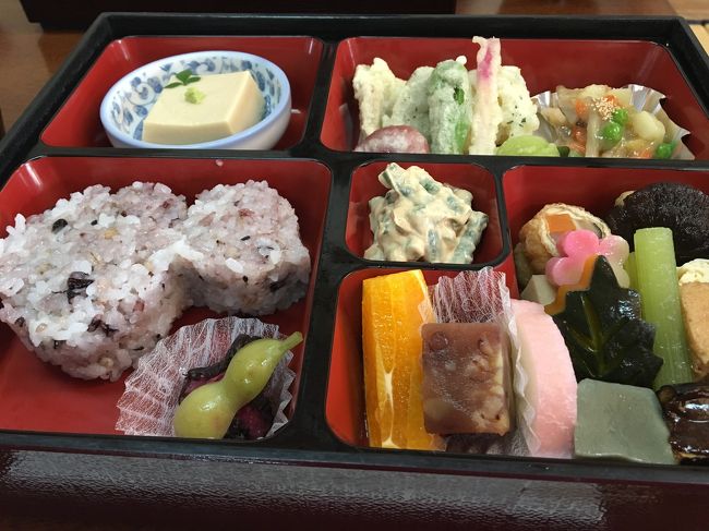 新春の京都へ行きました。<br />厄神さんのおまいりを済ませ、<br />宇治方面へ。<br />奈良線 黄檗で降りて黄檗山萬福寺で念願の普茶料理。予約無しでも13時までは大丈夫なお弁当をいただく。<br />同じ黄檗 駅近く、<br />京都で有名なパン屋 「たま木亭」へ。<br />その後、宇治へ。 <br />伊藤久右衞門の抹茶パフェを食べ、<br />久しぶりに平等院へ行きました。