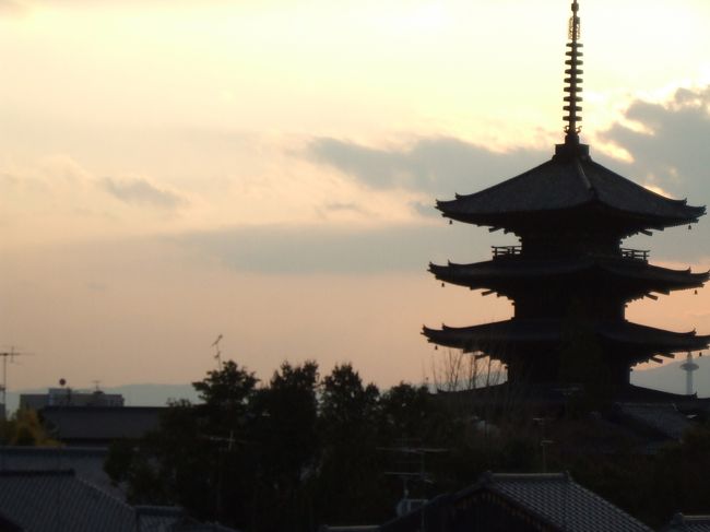 お正月飲み過ぎ&食べ過ぎました。<br />カロリー消費のため昨日(大阪お散歩)に続き今日は京都をお散歩します。<br />よってウォーキング>観光です。<br />三十三間堂~豊国神社~六波羅蜜寺~六道珍皇寺~えびす神社~禅居庵~建仁寺~安井金比羅宮~京都霊山護國神社~高台寺~寧々の道~円山公園をまわりました。