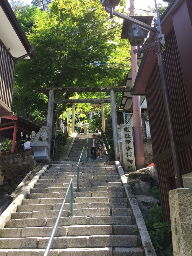 都内から高速を利用してビューンっと伊香保温泉でのんびり過ごして来ました。映画『テルマエロマエ』のロケ地と聞いて ずっと行ってみたかった場所です。伊香保温泉と言えば 石階段ですよね。近くにたくさん駐車場が有るので助かります。<br />石階段の両側にはお土産やさん、旅館、飲食店が立ち並んでいて、本来ならキツイ階段も 楽しみながら上がれました。途中 温泉旅館の前に無料で利用できる足湯があり 入らせてもらいました (タオルを持参されるといいですよ) 階段の一番上に伊香保神社がありますよ。近くには 『伊香保関所跡』『ハワイ王国行使別邸』など 無料で見学できる場所もありました。お湯もお食事も美味しかったです。<br />翌日は うどん街道で、水沢うどんを頂き 大満足の伊香保温泉でした。