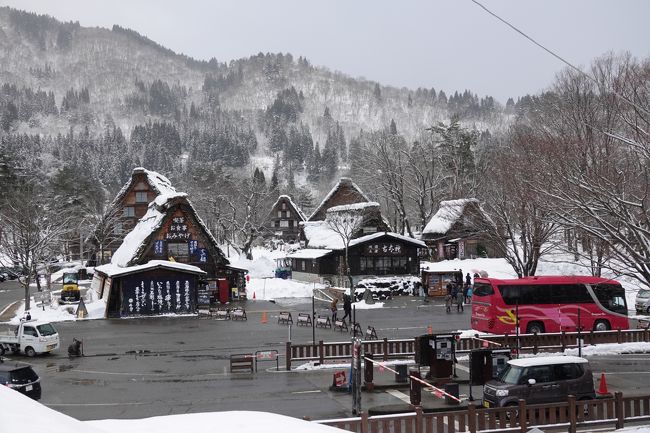 雪を見たく某バスツアーに乗り込み飛騨高山の白川郷に行って来た、　寒さはそれほどでもなし、　多少雪も降りだし後半は青空も見えだした、　さて出発、　しかし行きたかったメインは後半へ。