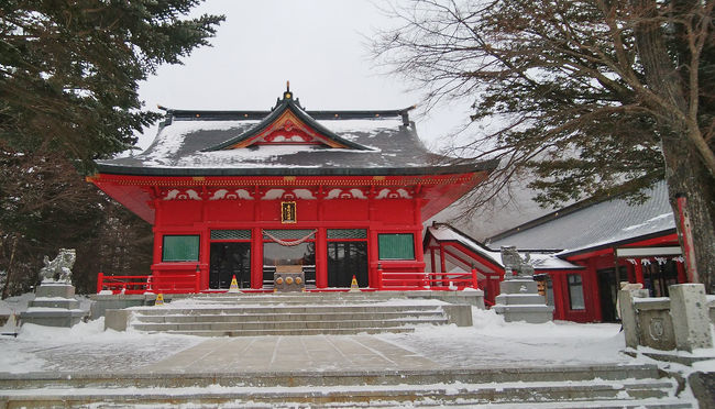 赤城神社は大沼傍にあり、この時期、強風に舞い上がる雪が頰に打ち付けて、寒いお詣りでした。赤城神社は、赤城山山頂にあるカルデラ湖の大沼、小沼、火口丘の地蔵岳、そして赤城山に由来する山岳信仰の神社です。<br />他の赤城神社と区別するため、大洞赤城神社と言われています。関東中心に、全国に約三百ある赤城神社の本宮と推測される一社。<br />創建は不明ですが、豊城入彦命が上毛野を支配した際に、山と沼の霊を奉斎したそうです。その後、充恭天皇・用明天皇の代に、社殿を創設したと伝えらえています。大同元年（806）に大沼の南畔に遷座したそうです。<br />平成18年（2006）の大洞御遷宮千二百年祭を機に大修復が行われたため、写真のように綺麗な拝殿でした。